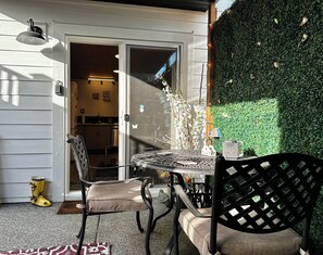 Outdoor dining - Cozy 1-bedroom suite in charming Campbell River with private entrance & AC (Campbell River)