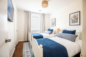 Desk, iron/ironing board, free WiFi, bed sheets - Hoadley Home- Family/Games/Driveway/Wifi/Crestline (Birmingham)