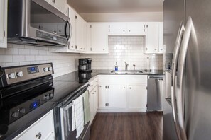 Fridge, microwave, oven, stovetop - Hoadley Home- Family/Games/Driveway/Wifi/Crestline (Birmingham)