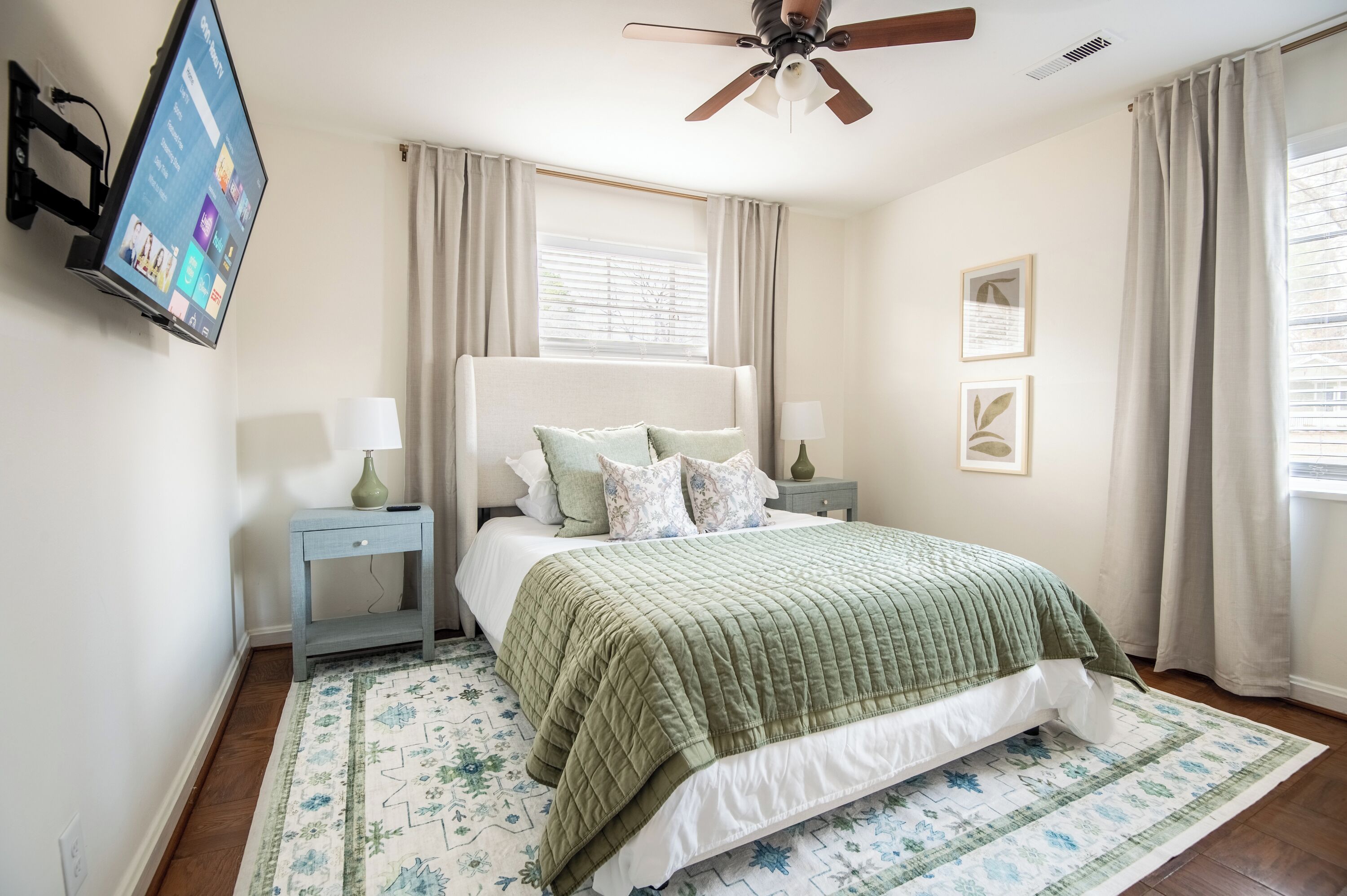 Een bureau, een strijkplank/strijkijzer, gratis wifi, beddengoed