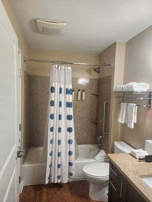 Secador de pelo, toallas, jabón y papel higiénico