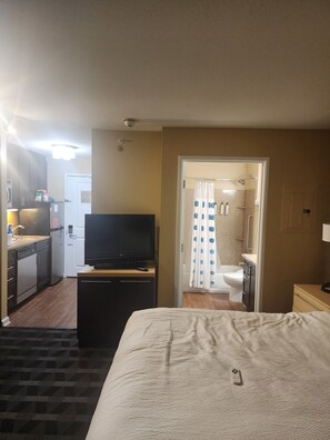 1 dormitorio, tabla de planchar con plancha, wifi y ropa de cama