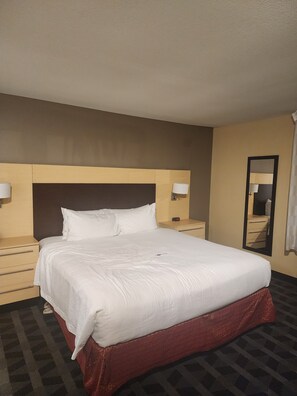 1 dormitorio, tabla de planchar con plancha, wifi y ropa de cama