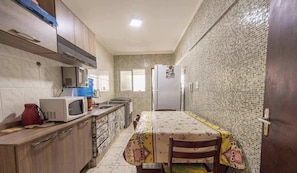 Frigorífico, microondas, placa de cocina y tostadora