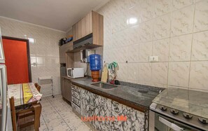 Fridge, microwave, stovetop, toaster - Apto em Praia Grande a 600m da Praia do Forte (Praia Grande)