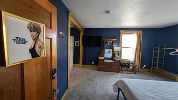 Tabla de planchar con plancha, wifi gratis y ropa de cama