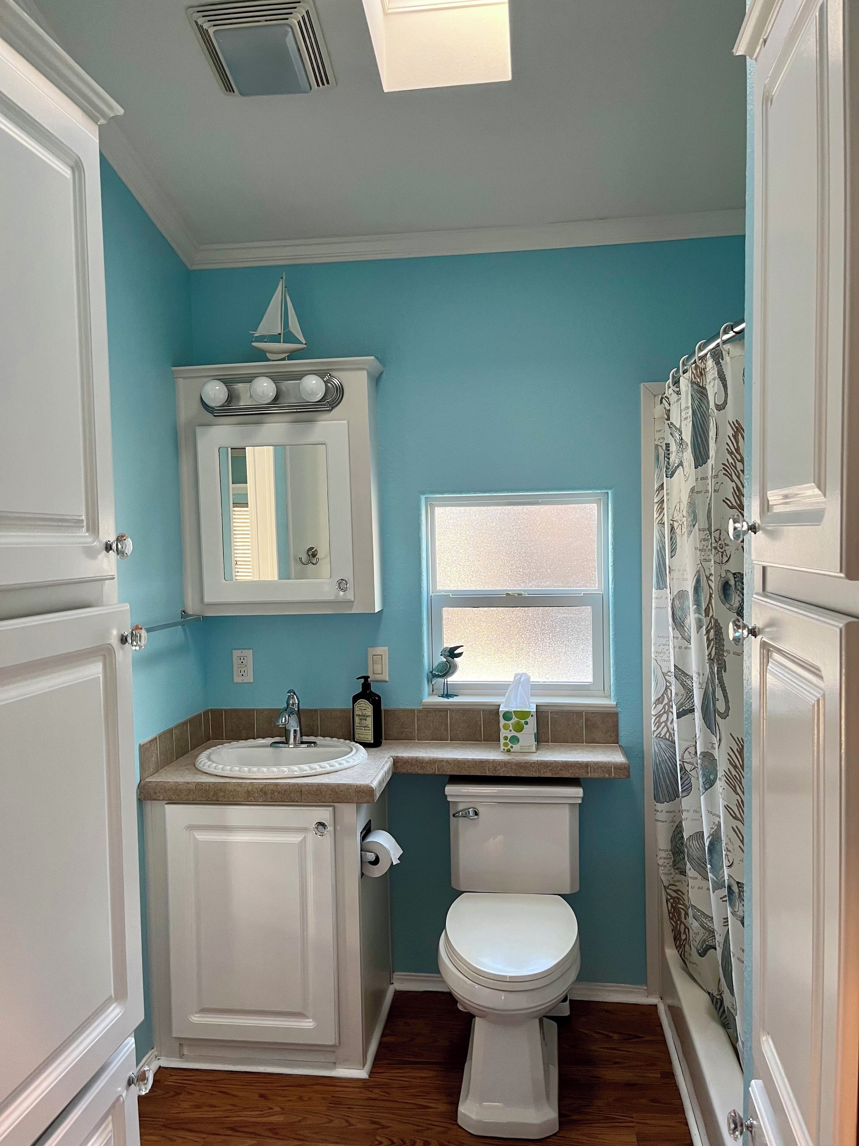 Douche, sèche-cheveux, serviettes fournies, savon