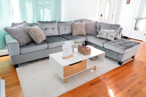 Smart-TV, Kamin, Tischfußball, Bücher