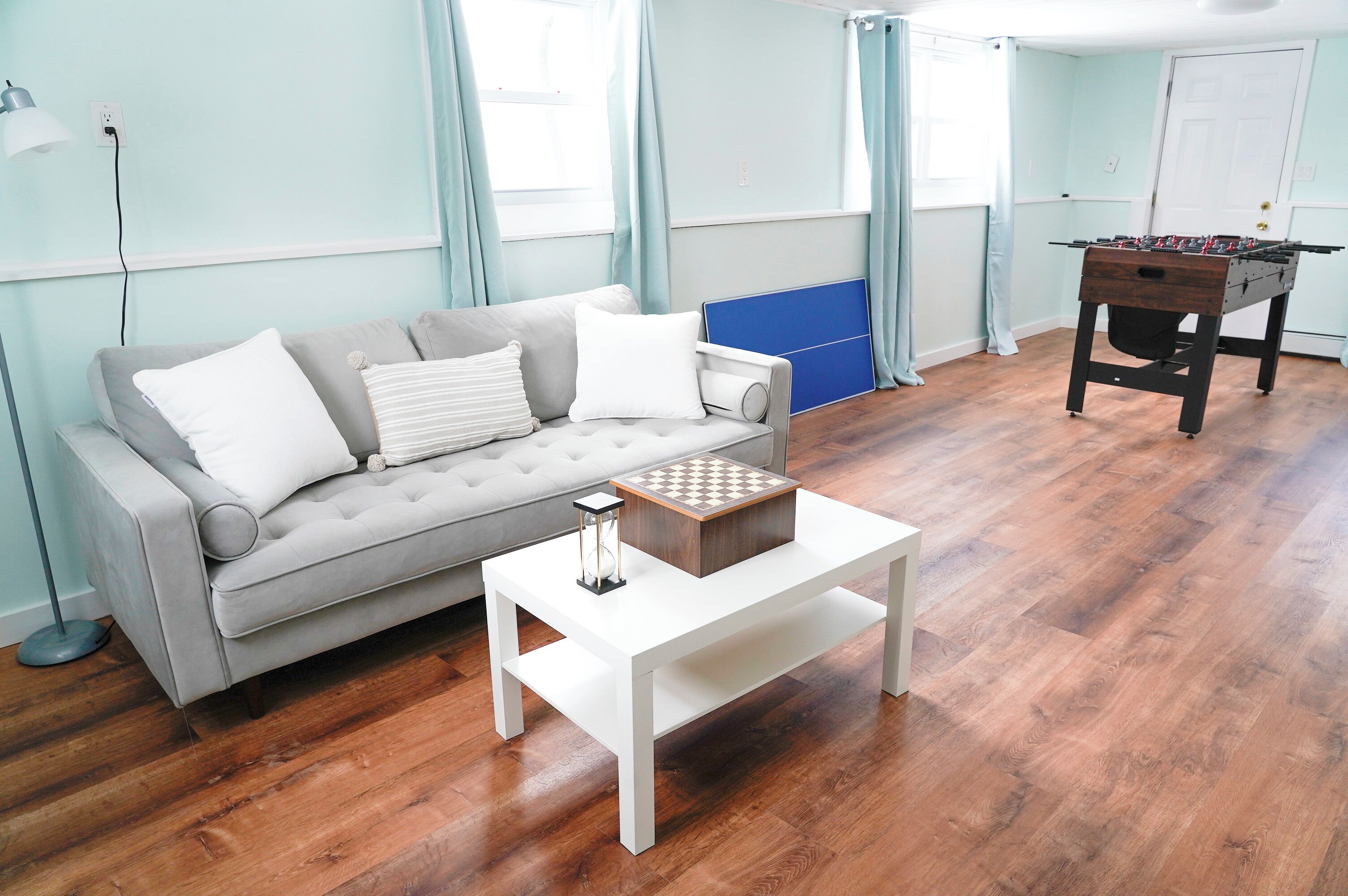 TV connectée, cheminée, baby-foot, livres