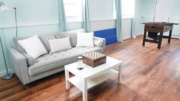 TV connectée, cheminée, baby-foot, livres