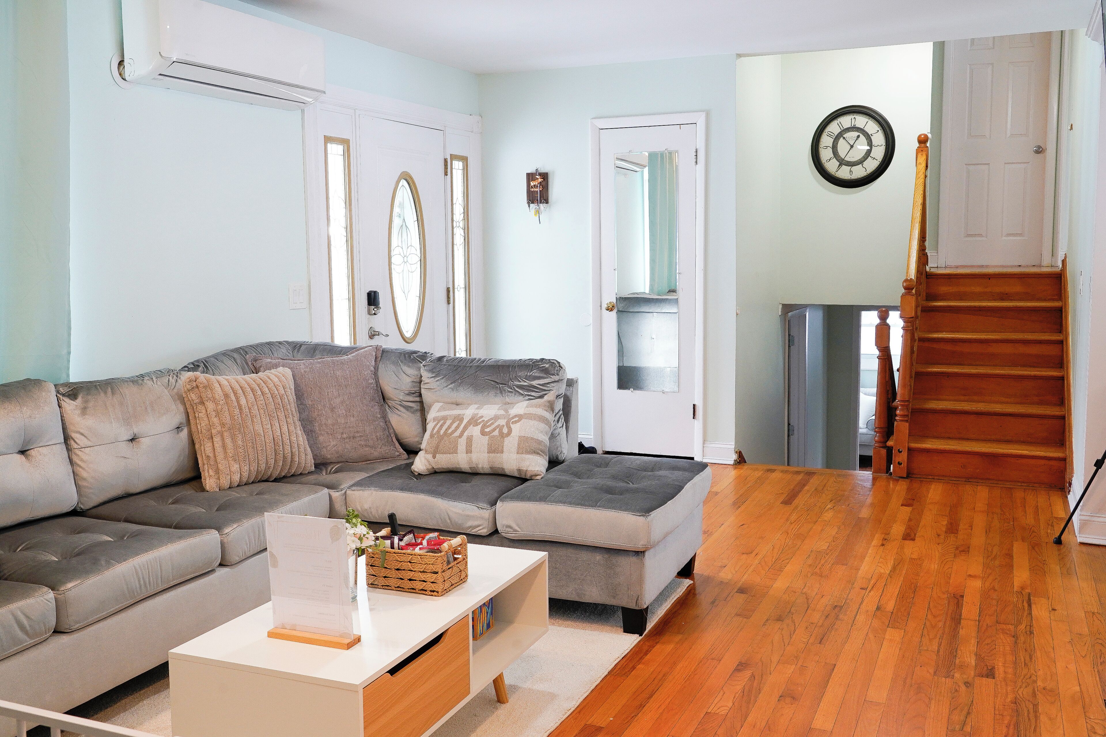 智能电视、壁炉、桌上足球、书