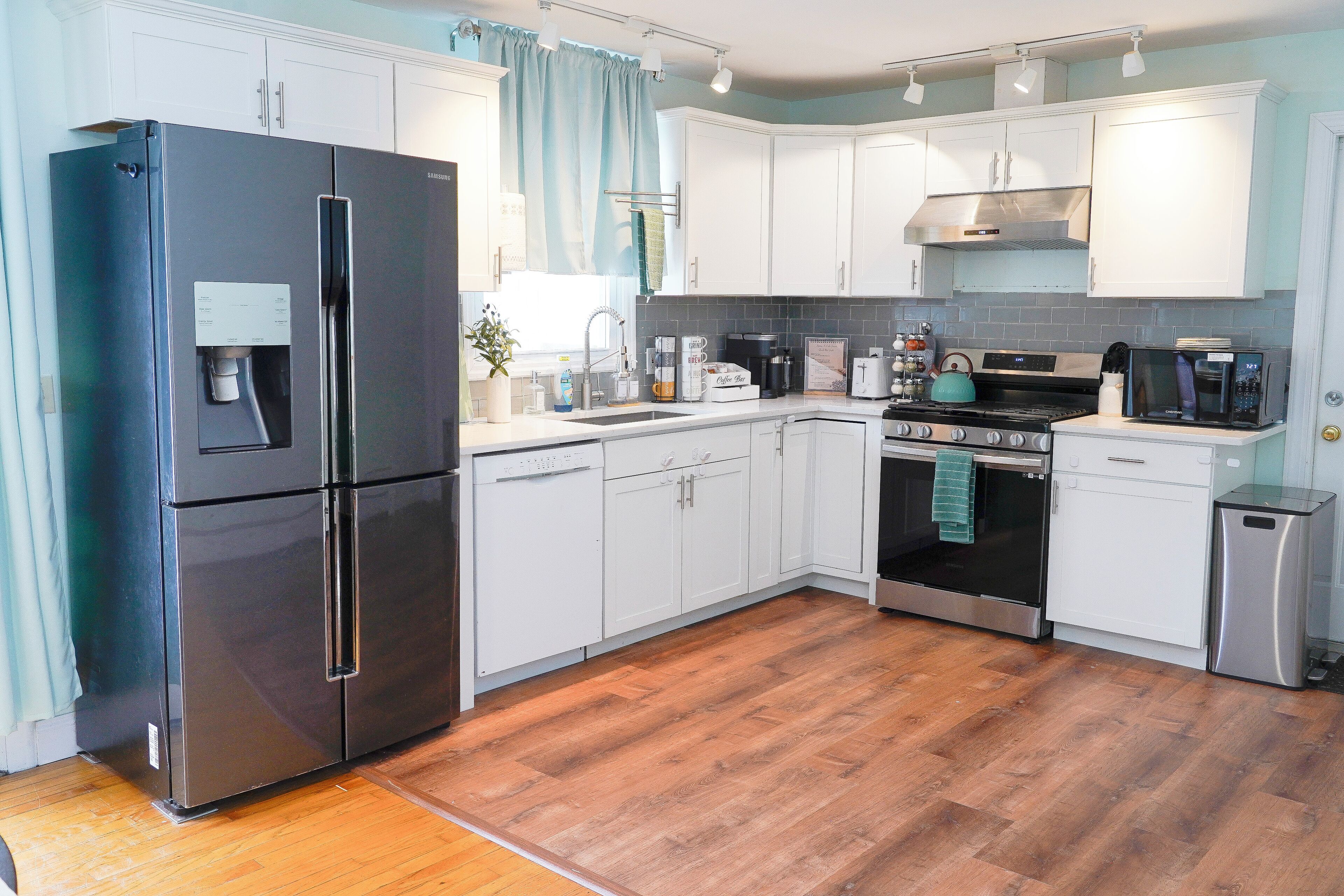 Frigorífic, microones, forn i placa de cuina 