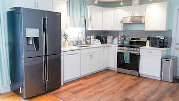 Frigorífic, microones, forn i placa de cuina