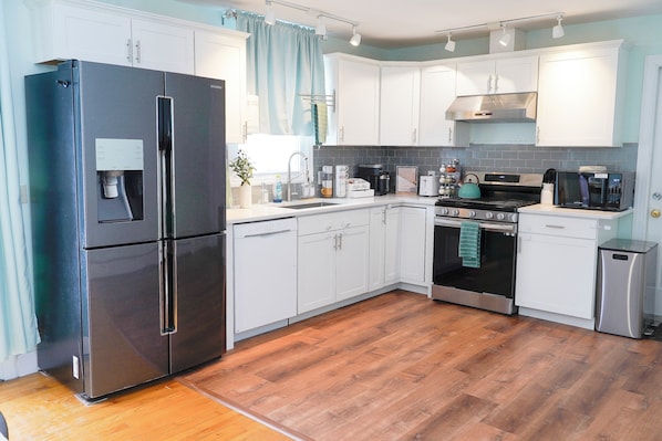 Frigorífico, microondas, horno y placa de cocina