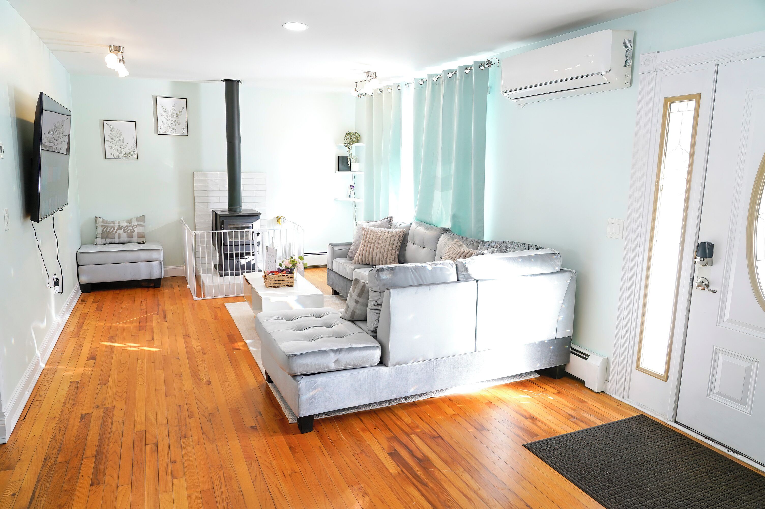 TV connectée, cheminée, baby-foot, livres