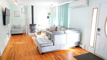 TV connectée, cheminée, baby-foot, livres