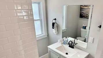 Ducha, secador de pelo, toallas, jabón