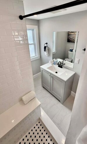 Dusch, hårtork, handdukar och tvål