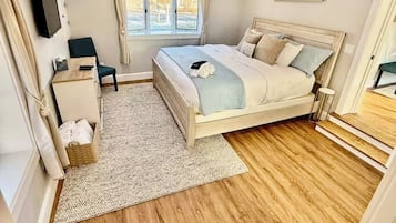 Tabla de planchar con plancha, wifi y ropa de cama