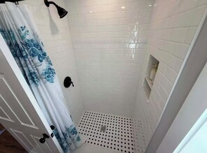 Shower, hair dryer, towels, soap - Harwich Port Hideaway: 3-bedroom pet-friendly house with AC for relaxing stays (Harwich)