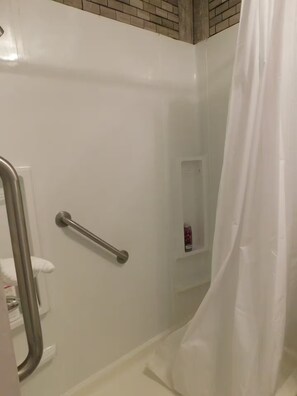 Toallas, jabón, papel de baño 