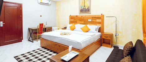 Deluxe-Doppelzimmer, Blick auf den Innenhof | Schreibtisch, laptopgeeigneter Arbeitsplatz, Bügeleisen/Bügelbrett