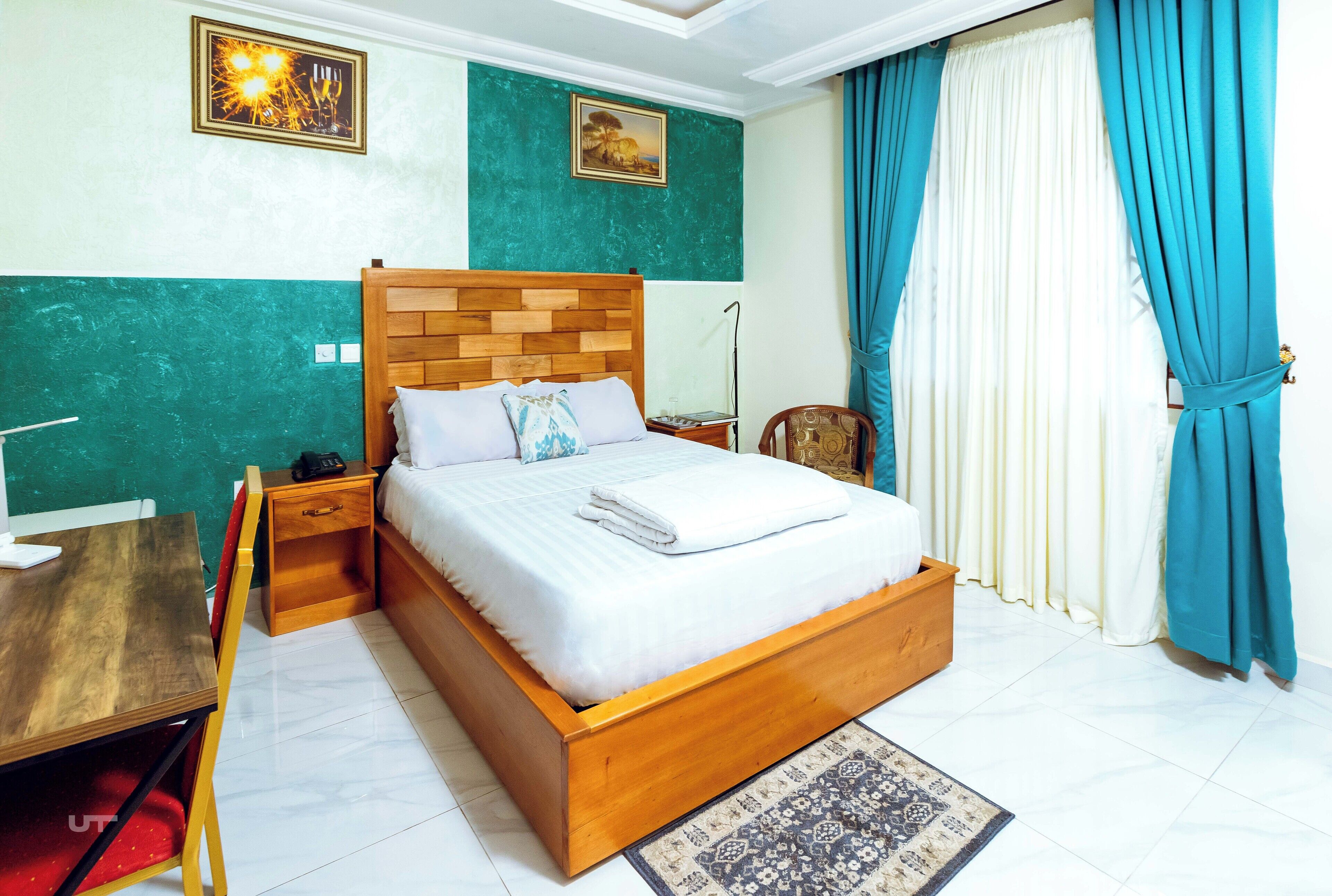 مكتب ومساحة عمل للكمبيوتر المحمول ومكواة/لوح كي وواي فاي مجانًا