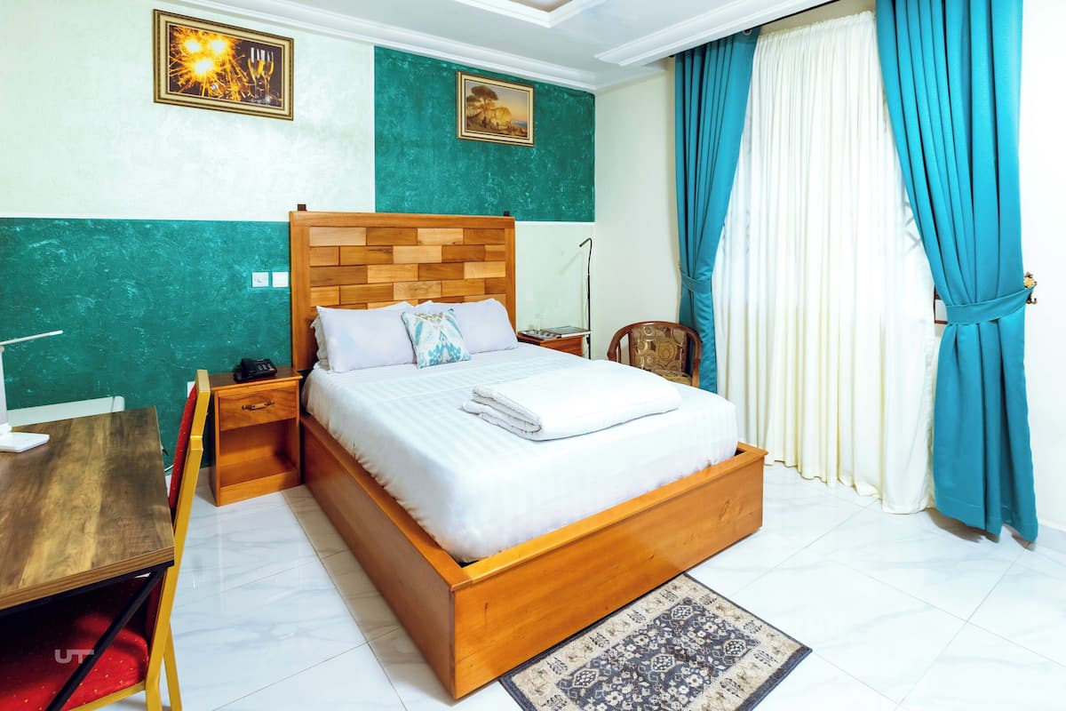 Desk, laptop workspace, iron/ironing board, free WiFi