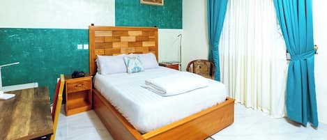 Desk, laptop workspace, iron/ironing board, free WiFi