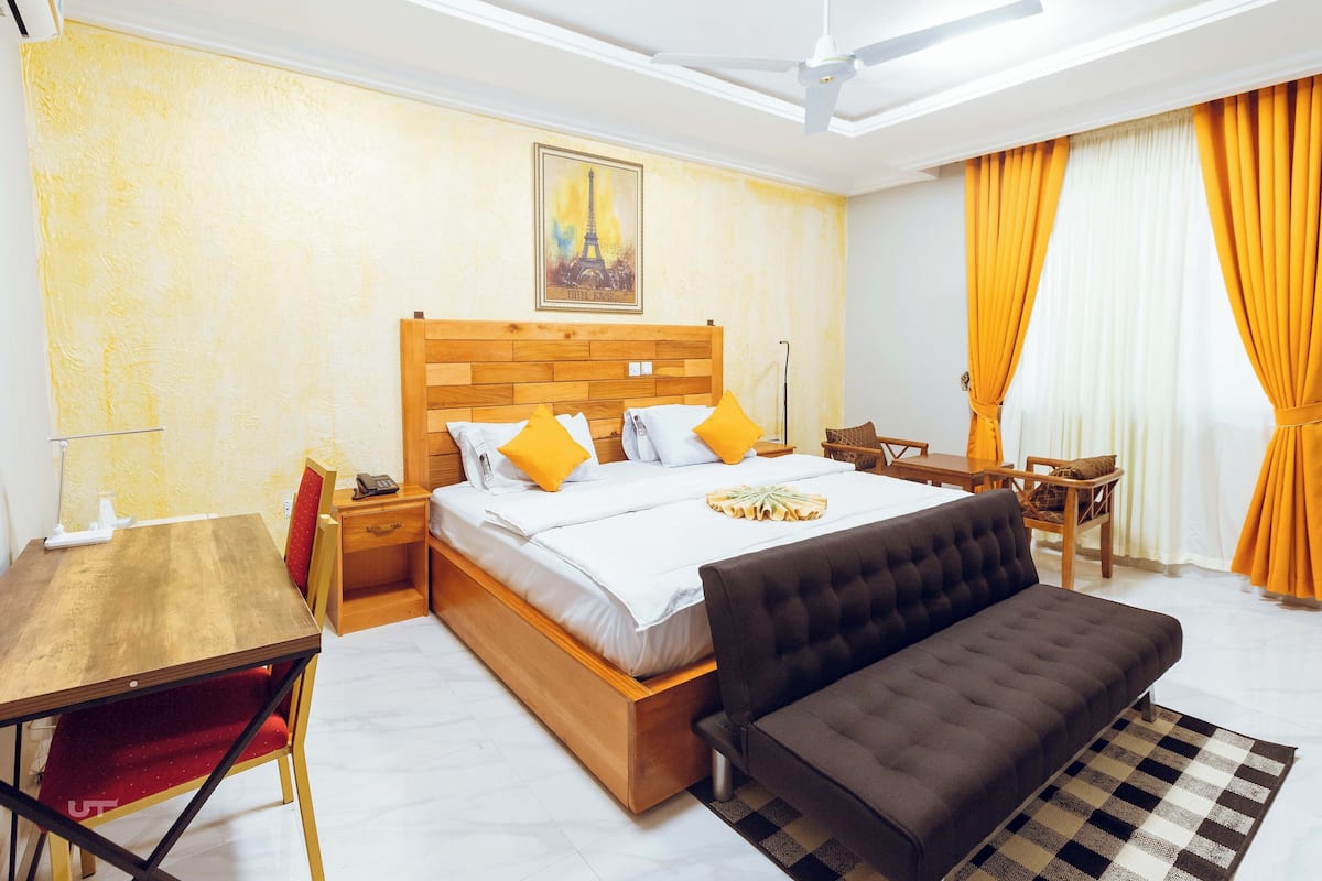 Desk, laptop workspace, iron/ironing board, free WiFi