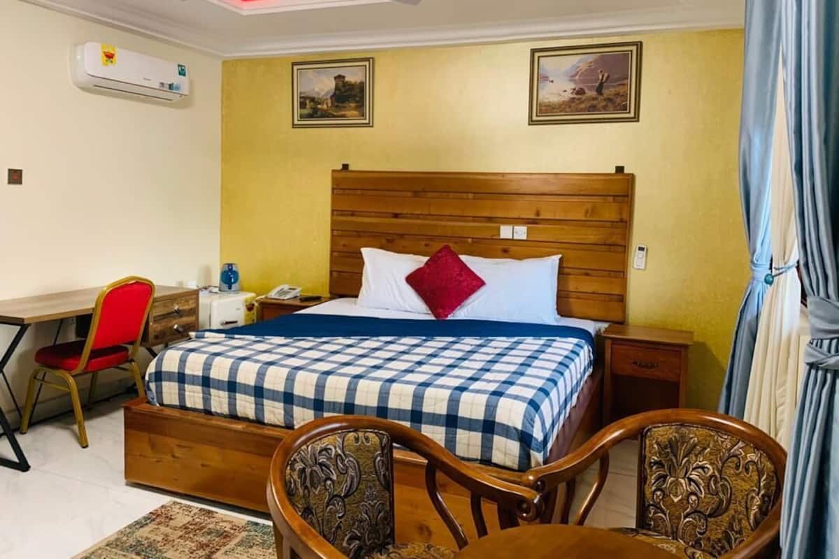 Desk, laptop workspace, iron/ironing board, free WiFi