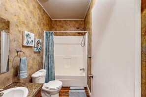 Hair dryer, towels, soap, toilet paper - Cozy Williston Retreat Near WEC, HITS and Local Springs-Perfect for Show Stays 🐴 (Williston)