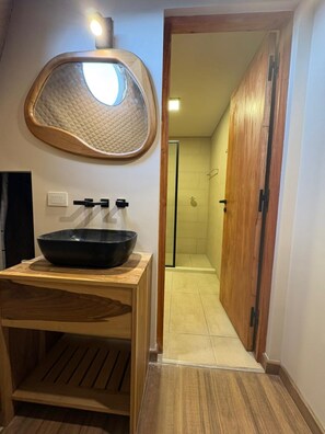 Shower, towels, soap, shampoo - Sentio Camps (Coronel Moldes)