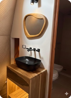 Premium Triple Room | Bathroom | Shower, towels, soap, shampoo - Sentio Camps (Coronel Moldes)