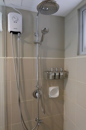 Regadera, secadora de cabello, bidet, toallas 