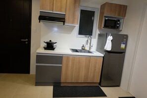 ثلاجة، ميكروويف، غلّاية كهربائية، مستلزمات طهي/أطباق/أوعية