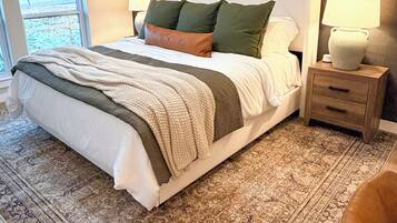 4 bedrooms, iron/ironing board, WiFi, bed sheets