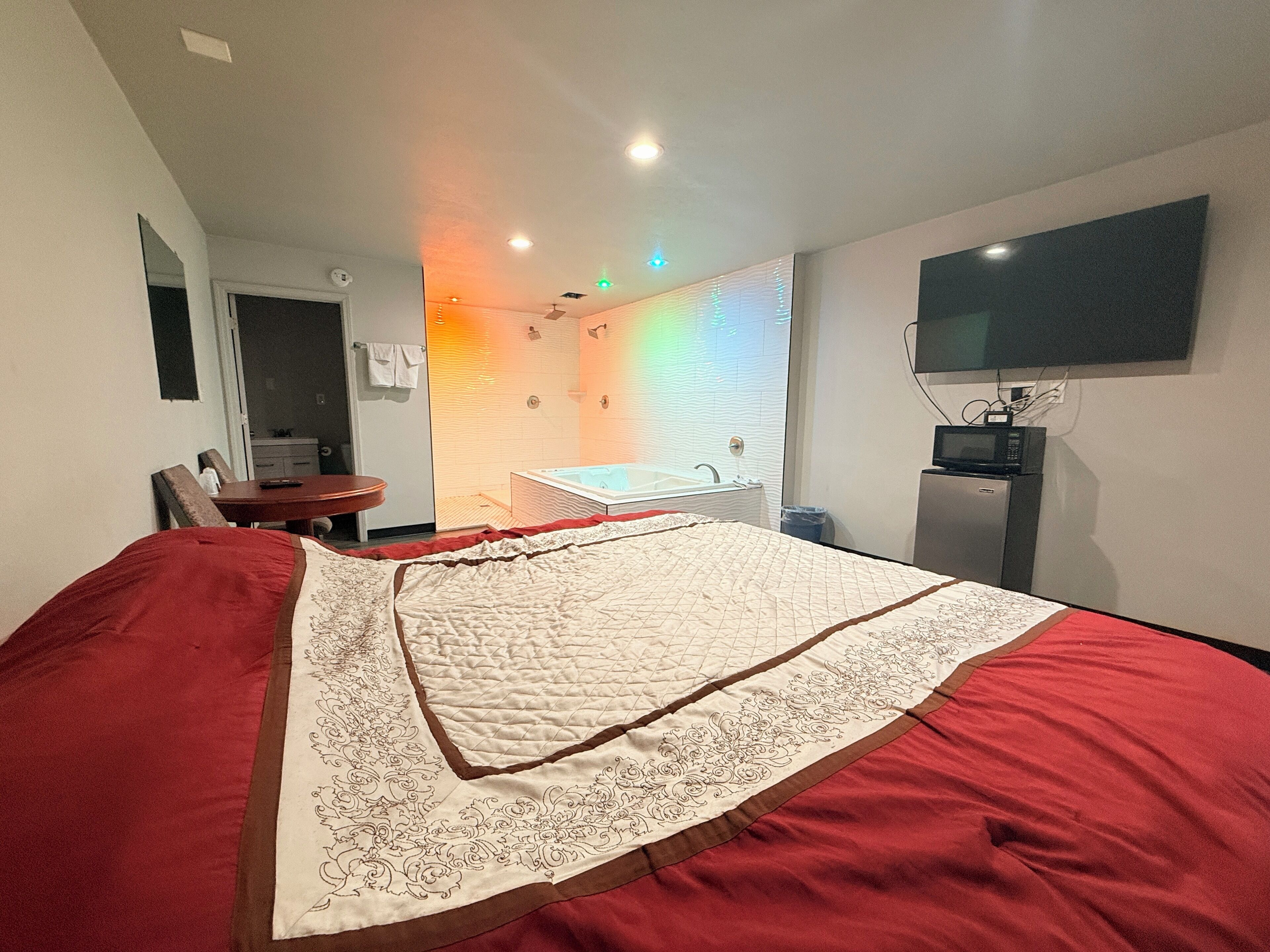 Room, 1 King Bed, Non Smoking, Jetted Tub | Desk, free WiFi, bed sheets