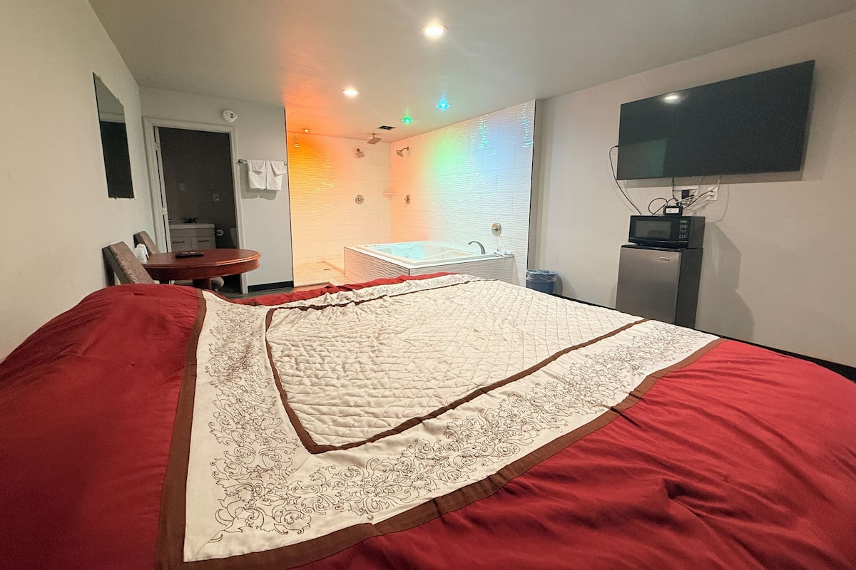 Room, 1 King Bed, Non Smoking, Jetted Tub | Desk, free WiFi, bed sheets