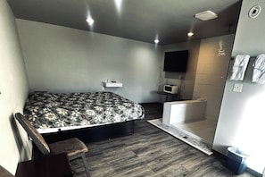 Room, 1 King Bed, Non Smoking | Desk, free WiFi, bed sheets - The Queen B Motel, Detroit-Warren (Warren)