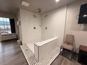 Room, 1 King Bed, Non Smoking | Desk, free WiFi, bed sheets - The Queen B Motel, Detroit-Warren (Warren)