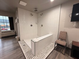 Escritorio, wifi gratis y ropa de cama 