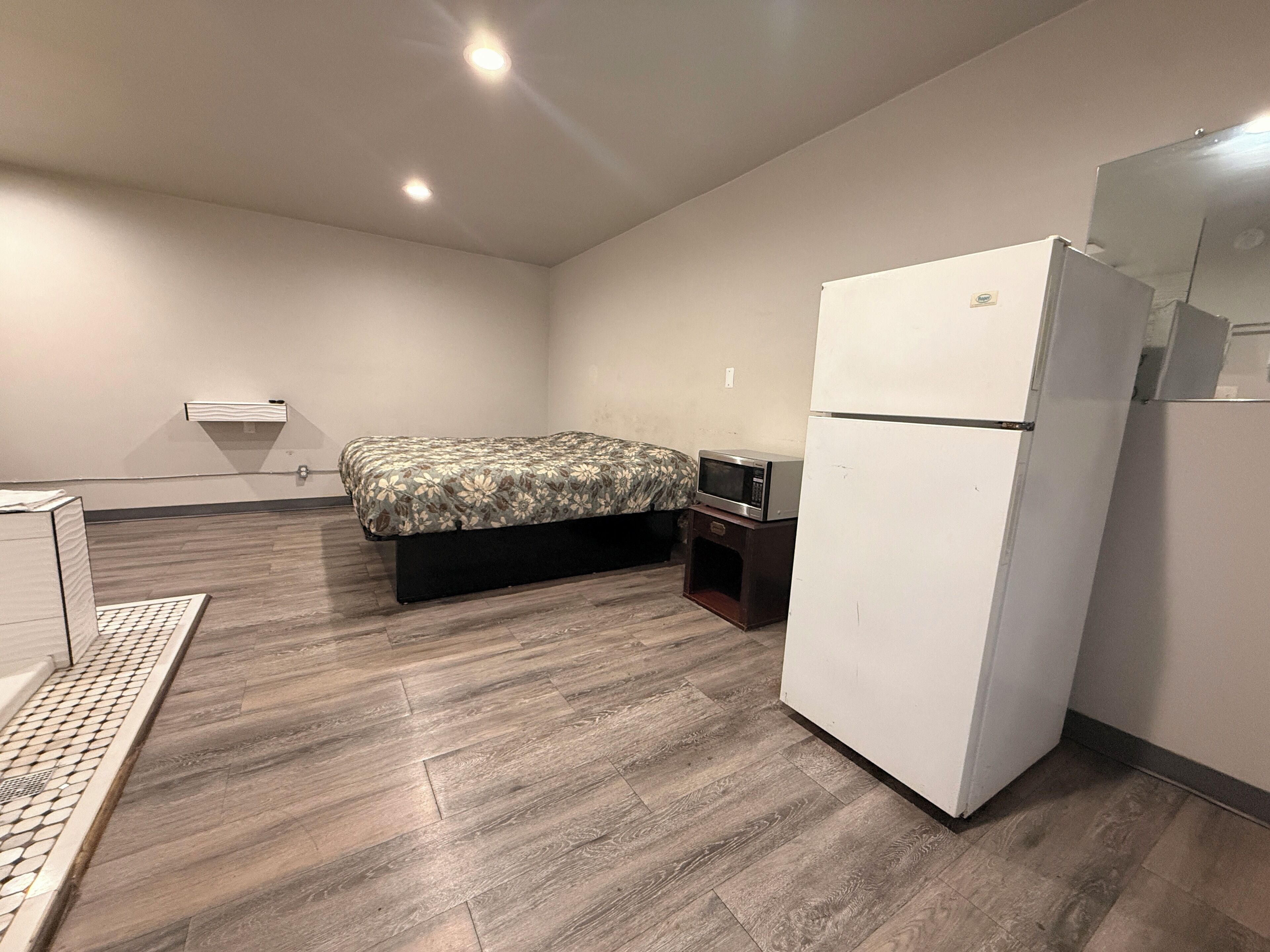 Room, 1 King Bed, Non Smoking | Desk, free WiFi, bed sheets