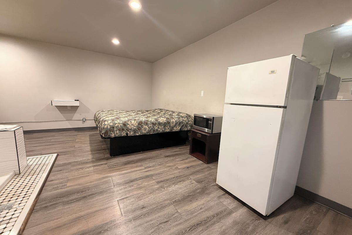 Room, 1 King Bed, Non Smoking | Desk, free WiFi, bed sheets