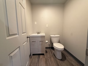 Room, 1 King Bed, Non Smoking | Bathroom | Towels - The Queen B Motel, Detroit-Warren (Warren)