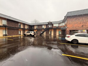 Exterior - The Queen B Motel, Detroit-Warren (Warren)