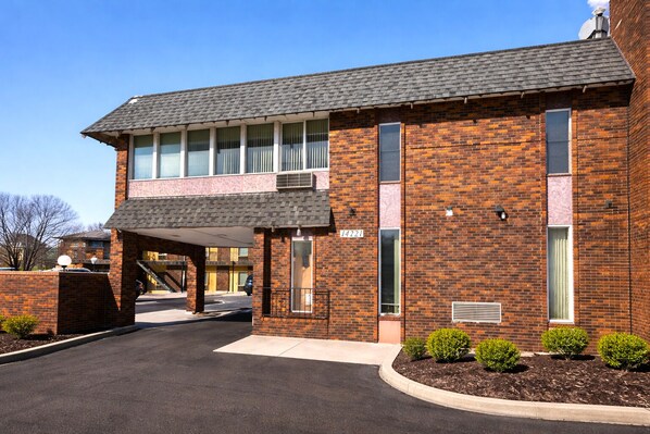 Property entrance - The Queen B Motel, Detroit-Warren (Warren)