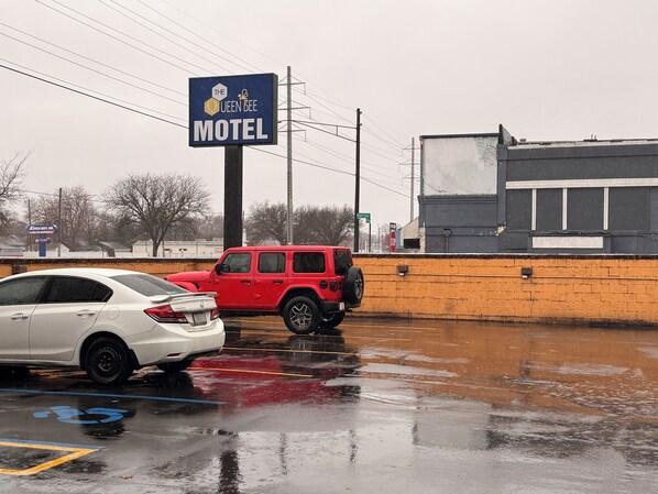 Exterior - The Queen B Motel, Detroit-Warren (Warren)