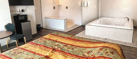 Room, 1 King Bed, Non Smoking, Jetted Tub | Jetted tub