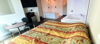 The Queen B Motel, Detroit-Warren